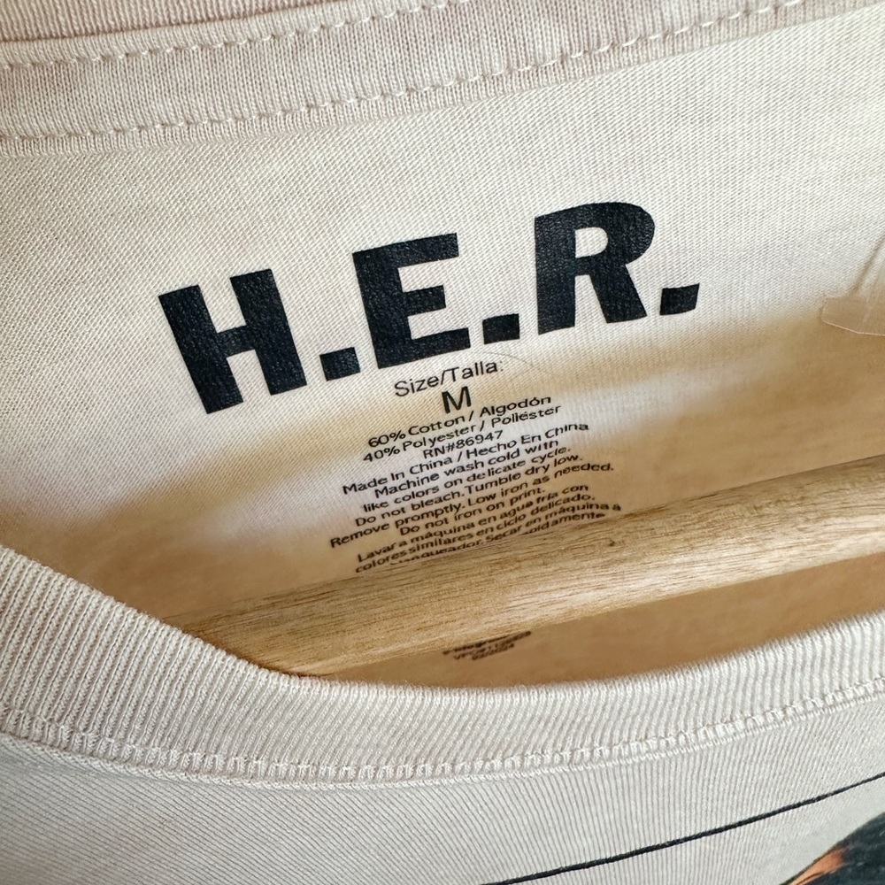 NEW H.E.R Portrait Graphic Tee - Picture 3 of 6